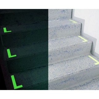 Fotoluminescente markers in L-vorm voor trappen 